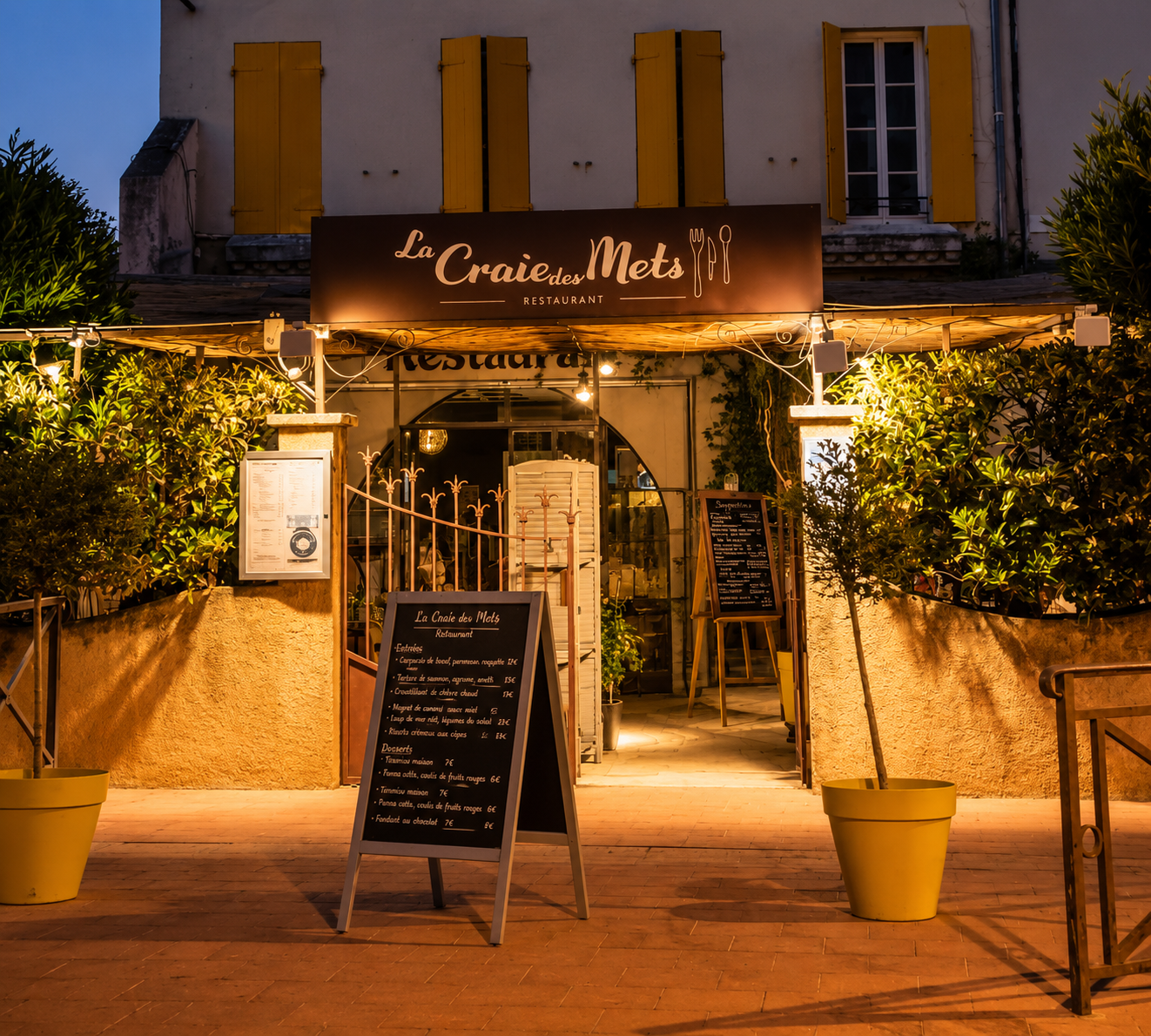 Façade du restaurant La Craie des Mets le soir